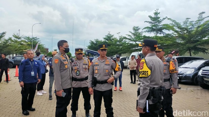 Kapolda Sumsel Irjen A Rachmad Wibowo meninjau ruas Tol Palembang-Lampung. Ia menyoroti jalan tol yang bergelombang.