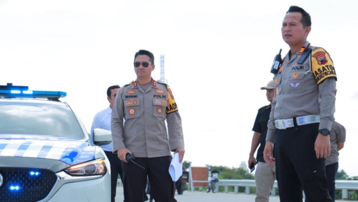 Kapolres Klaten AKBP Warsono mengecek exit tol Jogja-Solo, Kamis (4/4/2024).