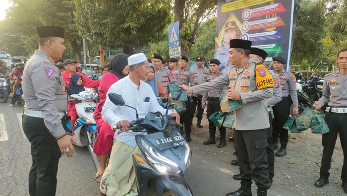 Kapolres Probolinggo AKBP Wisnu Wardana bagi-bagi takjil ke pengendara