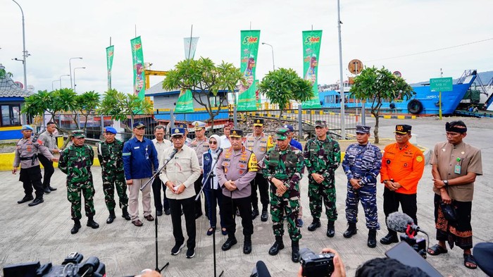 Kapolri bersama Panglima TNI dan Menhub saat jumpa pers di Pelabuhan Gilimanuk.