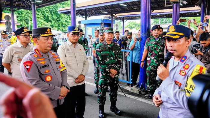 Kapolri Jenderal Listyo Sigit Prabowo meninjua terminal Purabaya, Sidoarjo
