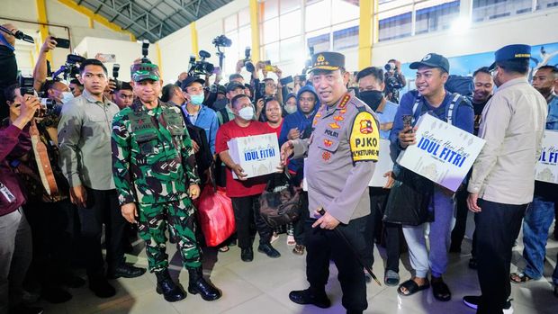 Kapolri Jenderal Listyo Sigit Prabowo meninjua terminal Purabaya, Sidoarjo