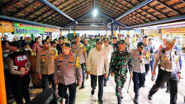 Kapolri Jenderal Listyo Sigit Prabowo meninjua terminal Purabaya, Sidoarjo