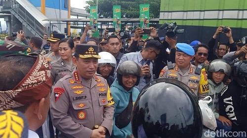 Kapolri Jenderal Listyo Sigit Prabowo saat memantau langsung arus mudik Lebaran di Pelabuhan Gilimanuk, Bali, Kamis (4/4/2024). (Foto: I Putu Adi Budiastrawan/detikBali)