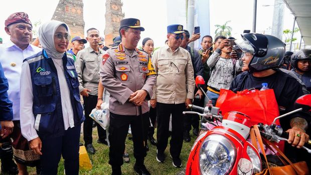 Kapolri Jenderal Lisyto Sigit Prabowo sapa pemudik di Pelabuhan Gilimanuk, Bali