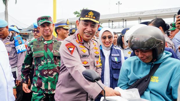 Kapolri Jenderal Lisyto Sigit Prabowo sapa pemudik di Pelabuhan Gilimanuk, Bali