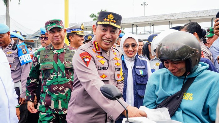 Kapolri Beri Bantuan Sembako dan Pantau Kemudahan Pemudik di Pelabuhan Gilimanuk