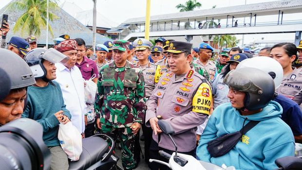 Kapolri Jenderal Lisyto Sigit Prabowo sapa pemudik di Pelabuhan Gilimanuk, Bali