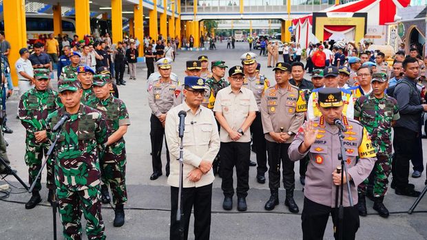 Kapolri tinjau kesiapan mudik di terminal Purabaya, Sidoarjo