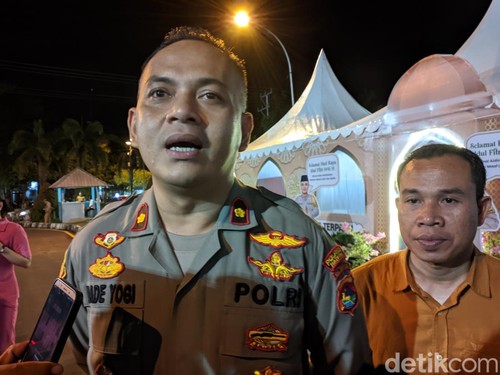 Kasatreskrim Polresta Mataram Kompol I Made Yogi Purusa Utama saat memonitor posko terpadu di area Lombok Epicentrum Mall, Mataram, Kamis (4/4/2024) malam. (Foto: Ahmad Viqi/detikBali).