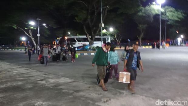Pemudik tiba di Terminal Wonogiri menggunakan bus mudik gratis.