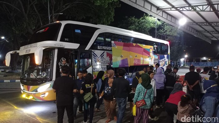 Pemudik tiba di Terminal Wonogiri menggunakan bus mudik gratis.