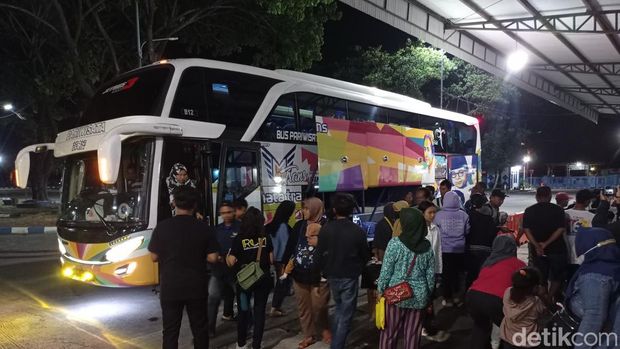 Pemudik tiba di Terminal Wonogiri menggunakan bus mudik gratis.