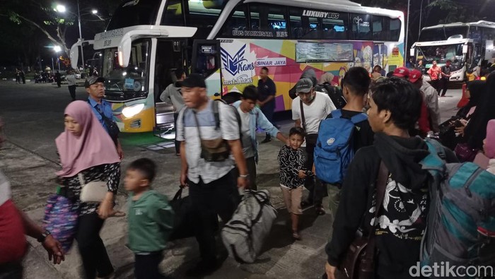 Pemudik tiba di Terminal Wonogiri menggunakan bus mudik gratis.
