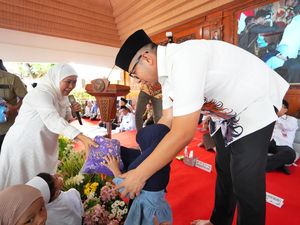 Khofifah dan Pj Wali Kota Mojokerto Salurkan Santunan untuk 500 Anak Yatim