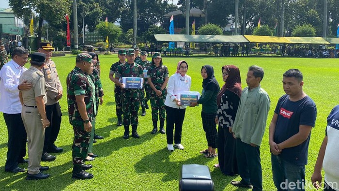 Kodam Jaya gelar bazar dan bagikan sembako ke warga.