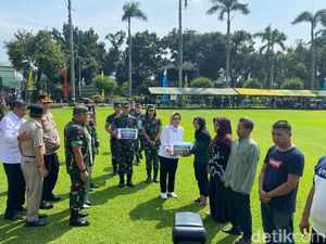 Kodam Jaya Gelar Bazar dan Bagikan 250 Paket Sembako ke Pengamen-Badut