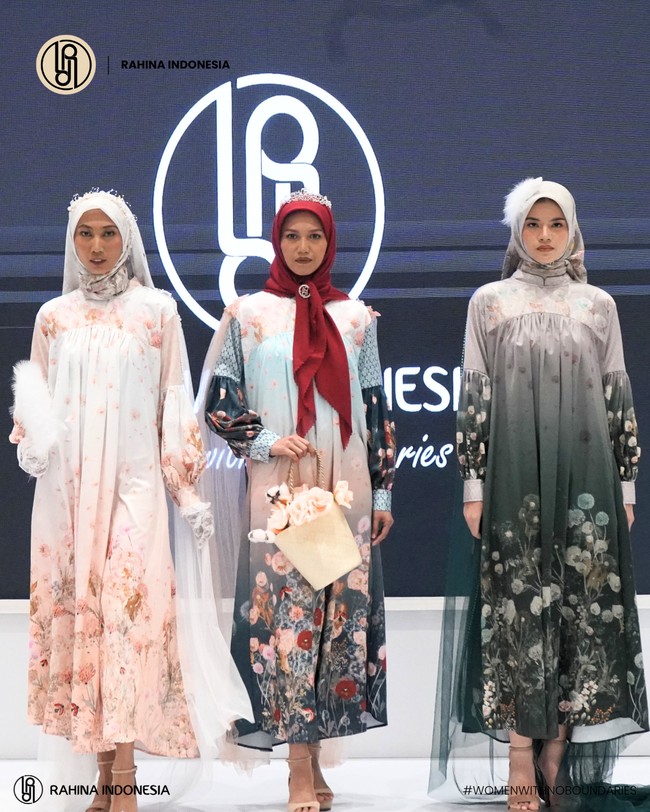 Fashion show koleksi Raya dari Rahina Indonesia di Indonesia Fashion Week 2024. Menghadirkan koleksi yang dinamai Elora, Rahina merilis baju Lebaran dalam warna warna sabana, bumi dan langit serta menampilkan keindahan bunga dandelion. Foto: Rahina Indonesia.