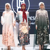 Fashion show koleksi Raya dari Rahina Indonesia di Indonesia Fashion Week 2024. Menghadirkan koleksi yang dinamai Elora, Rahina merilis baju Lebaran dalam warna warna sabana, bumi dan langit serta menampilkan keindahan bunga dandelion. Foto: Rahina Indonesia.