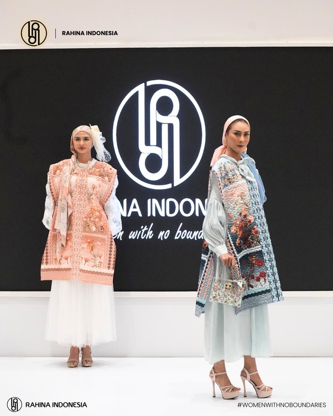 Fashion show koleksi Raya dari Rahina Indonesia di Indonesia Fashion Week 2024. Menghadirkan koleksi yang dinamai Elora, Rahina merilis baju Lebaran dalam warna warna sabana, bumi dan langit serta menampilkan keindahan bunga dandelion. Foto: Rahina Indonesia.