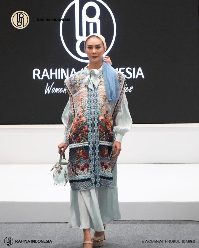 Fashion show koleksi Raya dari Rahina Indonesia di Indonesia Fashion Week 2024. Menghadirkan koleksi yang dinamai Elora, Rahina merilis baju Lebaran dalam warna warna sabana, bumi dan langit serta menampilkan keindahan bunga dandelion. Foto: Rahina Indonesia.