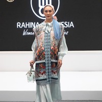Fashion show koleksi Raya dari Rahina Indonesia di Indonesia Fashion Week 2024. Menghadirkan koleksi yang dinamai Elora, Rahina merilis baju Lebaran dalam warna warna sabana, bumi dan langit serta menampilkan keindahan bunga dandelion. Foto: Rahina Indonesia.