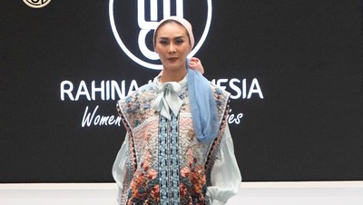 Foto Koleksi Rahina Indonesia di IFW 2024, Baju Lebaran Serba Bunga