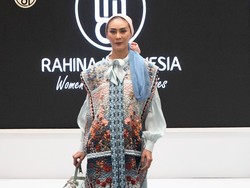 Foto Koleksi Rahina Indonesia di IFW 2024, Baju Lebaran Serba Bunga