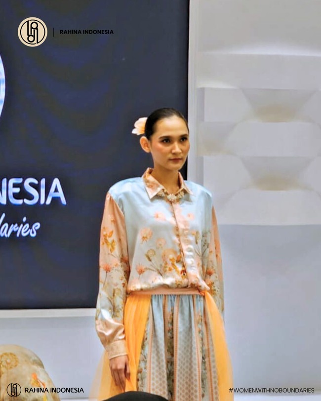 Fashion show koleksi Raya dari Rahina Indonesia di Indonesia Fashion Week 2024. Menghadirkan koleksi yang dinamai Elora, Rahina merilis baju Lebaran dalam warna warna sabana, bumi dan langit serta menampilkan keindahan bunga dandelion. Foto: Rahina Indonesia.