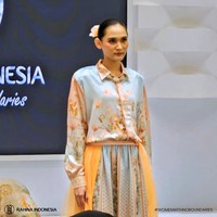 Fashion show koleksi Raya dari Rahina Indonesia di Indonesia Fashion Week 2024. Menghadirkan koleksi yang dinamai Elora, Rahina merilis baju Lebaran dalam warna warna sabana, bumi dan langit serta menampilkan keindahan bunga dandelion. Foto: Rahina Indonesia.