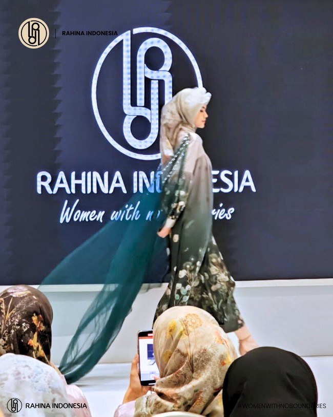Fashion show koleksi Raya dari Rahina Indonesia di Indonesia Fashion Week 2024. Menghadirkan koleksi yang dinamai Elora, Rahina merilis baju Lebaran dalam warna warna sabana, bumi dan langit serta menampilkan keindahan bunga dandelion.. Foto: Rahina Indonesia.
