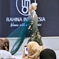 Fashion show koleksi Raya dari Rahina Indonesia di Indonesia Fashion Week 2024. Menghadirkan koleksi yang dinamai Elora, Rahina merilis baju Lebaran dalam warna warna sabana, bumi dan langit serta menampilkan keindahan bunga dandelion.. Foto: Rahina Indonesia.
