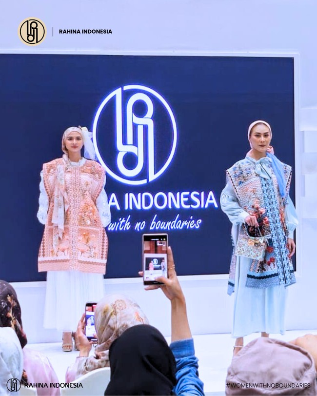 Fashion show koleksi Raya dari Rahina Indonesia di Indonesia Fashion Week 2024. Menghadirkan koleksi yang dinamai Elora, Rahina merilis baju Lebaran dalam warna warna sabana, bumi dan langit serta menampilkan keindahan bunga dandelion. Foto: Rahina Indonesia.