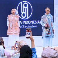 Fashion show koleksi Raya dari Rahina Indonesia di Indonesia Fashion Week 2024. Menghadirkan koleksi yang dinamai Elora, Rahina merilis baju Lebaran dalam warna warna sabana, bumi dan langit serta menampilkan keindahan bunga dandelion. Foto: Rahina Indonesia.