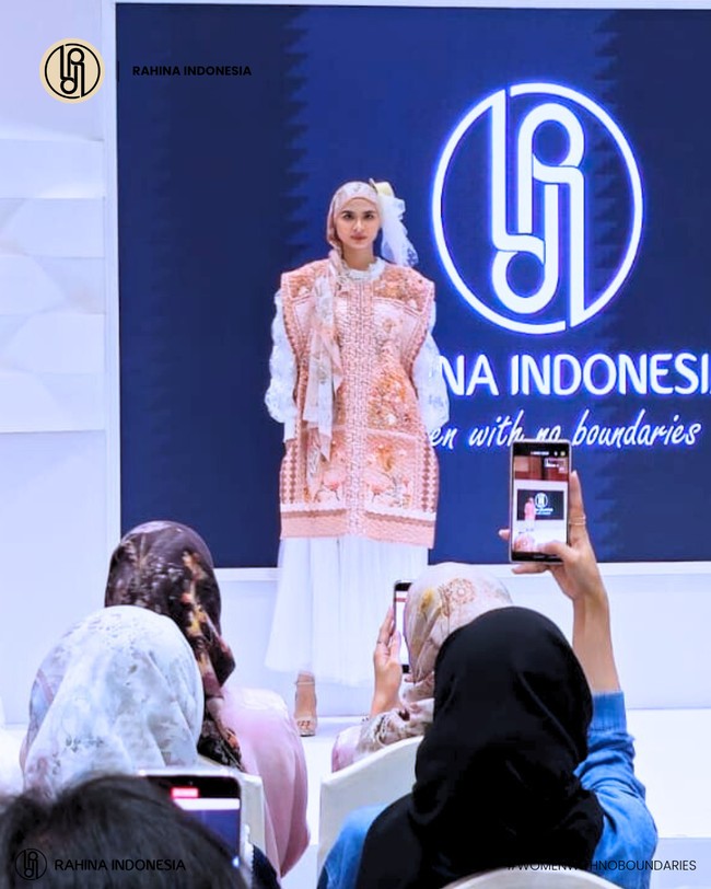 Fashion show koleksi Raya dari Rahina Indonesia di Indonesia Fashion Week 2024. Menghadirkan koleksi yang dinamai Elora, Rahina merilis baju Lebaran dalam warna warna sabana, bumi dan langit serta menampilkan keindahan bunga dandelion. Foto: Rahina Indonesia.