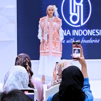 Fashion show koleksi Raya dari Rahina Indonesia di Indonesia Fashion Week 2024. Menghadirkan koleksi yang dinamai Elora, Rahina merilis baju Lebaran dalam warna warna sabana, bumi dan langit serta menampilkan keindahan bunga dandelion. Foto: Rahina Indonesia.
