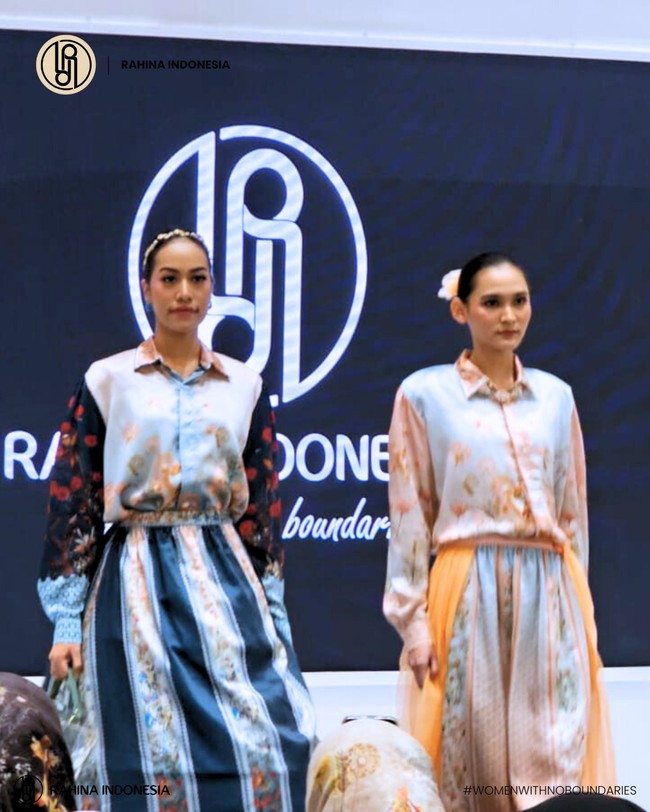 Fashion show koleksi Raya dari Rahina Indonesia di Indonesia Fashion Week 2024. Menghadirkan koleksi yang dinamai Elora, Rahina merilis baju Lebaran dalam warna warna sabana, bumi dan langit serta menampilkan keindahan bunga dandelion. Foto: Rahina Indonesia.