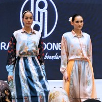 Fashion show koleksi Raya dari Rahina Indonesia di Indonesia Fashion Week 2024. Menghadirkan koleksi yang dinamai Elora, Rahina merilis baju Lebaran dalam warna warna sabana, bumi dan langit serta menampilkan keindahan bunga dandelion. Foto: Rahina Indonesia.