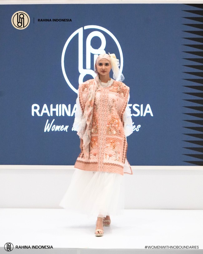 Fashion show koleksi Raya dari Rahina Indonesia di Indonesia Fashion Week 2024. Menghadirkan koleksi yang dinamai Elora, Rahina merilis baju Lebaran dalam warna warna sabana, bumi dan langit serta menampilkan keindahan bunga dandelion. Foto: Rahina Indonesia.