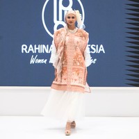 Fashion show koleksi Raya dari Rahina Indonesia di Indonesia Fashion Week 2024. Menghadirkan koleksi yang dinamai Elora, Rahina merilis baju Lebaran dalam warna warna sabana, bumi dan langit serta menampilkan keindahan bunga dandelion. Foto: Rahina Indonesia.