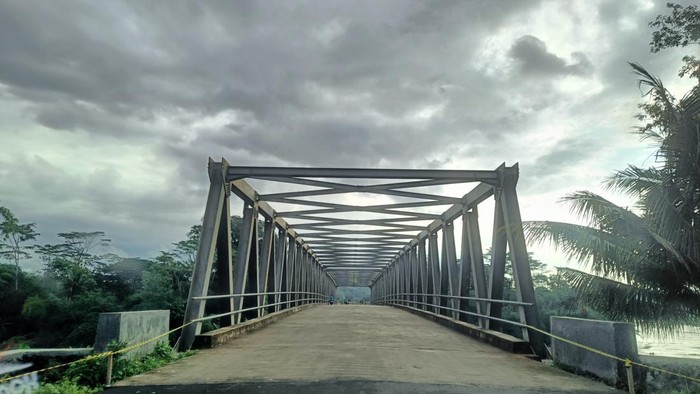 Kondisi Jembatan Pegalongan yang sudah dibuka fungsional per hari ini untuk memecah kepadatan di Simpang Patikraja, Kabupaten Banyumas, Kamis (4/4/2024).