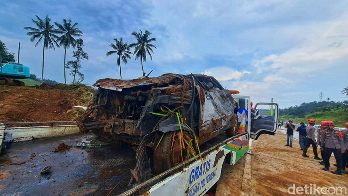 Kondisi mobil yang terperosok longsor di Tol Bocimi