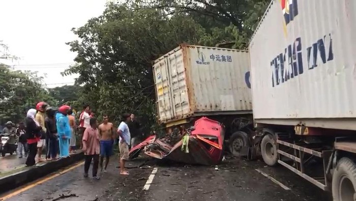Tragedi di Pasuruan: Truk Kontainer Bertabrakan dengan Motor, Nyawa Melayang