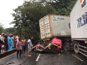 Kecelakaan 2 Truk Kontainer dan Motor di Pasuruan, Satu Orang Tewas