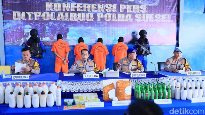 Konferensi pers pelaku bom ikan di Ditpolairud Polda Sulsel. Dokumen Polda Sulsel
