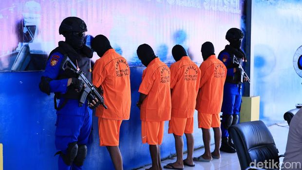 Konferensi pers pelaku bom ikan di Ditpolairud Polda Sulsel. Dokumen Polda Sulsel