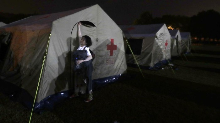Korban Gempa Taiwan Dievakuasi ke Tenda Pengungsian People evacuated from their homes are accommodated in the tent area of the shelter after the main earthquake in Hualien City, eastern Taiwan, Thursday earlier morning, April 4, 2024. The strongest earthquake in a quarter-century has rocked Taiwan during the morning rush hour. (AP Photo/Chiang Ying-ying)