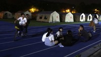 Mereka menempati tenda pengungsian setelah gedung tempat tinggal mereka roboh akibat gempa berkekuatan M 7,5.  