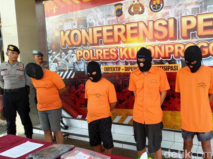 Korban sekaligus pelaku pengeroyokan saat dihadirkan dalam jumpa pers di Mapolres Kulon Progo, Kamis (4/4/2024).
