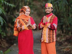 Tampil Beda! Viral Pria Asal Magelang Bikin Baju Lebaran dari 12 Handuk